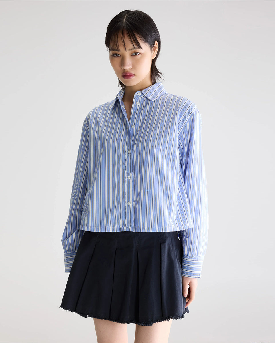 Luźna, krótka koszula Capri Stripe A marki BELLEROSE w niebieskie paski.&nbsp;Posiada klasyczny kołnierzyk oraz długie rękawy zakończone mankietami zapinanymi na guzik. Wykonana w 100% z bawełny. Z przodu przy guzikach ma wyhaftowane małe logo marki. Zapinana na guziki. Ma lekko skrócony fason.

-Zamów koszulę w swoim&nbsp;standardowym rozmiarze