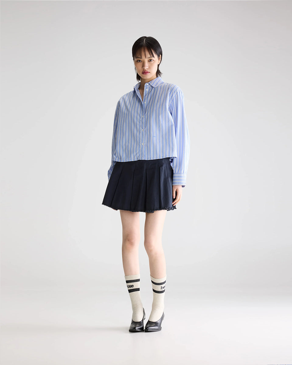 Luźna, krótka koszula Capri Stripe A marki BELLEROSE w niebieskie paski.&nbsp;Posiada klasyczny kołnierzyk oraz długie rękawy zakończone mankietami zapinanymi na guzik. Wykonana w 100% z bawełny. Z przodu przy guzikach ma wyhaftowane małe logo marki. Zapinana na guziki. Ma lekko skrócony fason.

-Zamów koszulę w swoim&nbsp;standardowym rozmiarze
