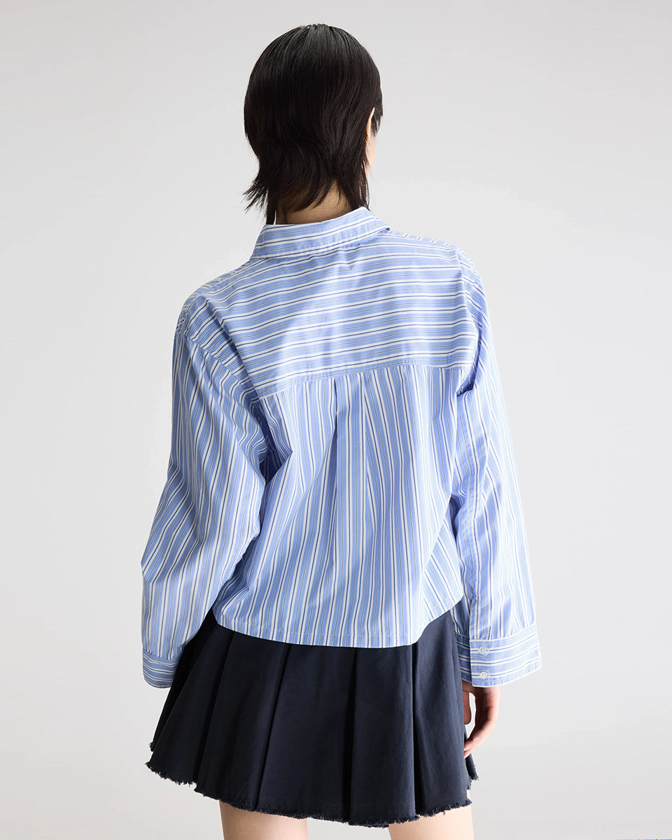Luźna, krótka koszula Capri Stripe A marki BELLEROSE w niebieskie paski.&nbsp;Posiada klasyczny kołnierzyk oraz długie rękawy zakończone mankietami zapinanymi na guzik. Wykonana w 100% z bawełny. Z przodu przy guzikach ma wyhaftowane małe logo marki. Zapinana na guziki. Ma lekko skrócony fason.

-Zamów koszulę w swoim&nbsp;standardowym rozmiarze