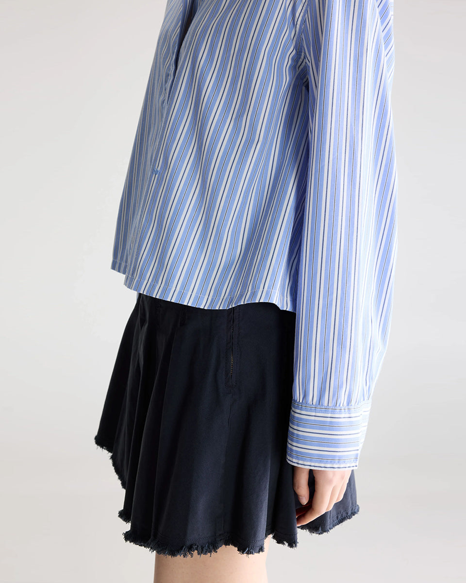 Luźna, krótka koszula Capri Stripe A marki BELLEROSE w niebieskie paski.&nbsp;Posiada klasyczny kołnierzyk oraz długie rękawy zakończone mankietami zapinanymi na guzik. Wykonana w 100% z bawełny. Z przodu przy guzikach ma wyhaftowane małe logo marki. Zapinana na guziki. Ma lekko skrócony fason.

-Zamów koszulę w swoim&nbsp;standardowym rozmiarze
