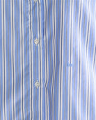Luźna, krótka koszula Capri Stripe A marki BELLEROSE w niebieskie paski.&nbsp;Posiada klasyczny kołnierzyk oraz długie rękawy zakończone mankietami zapinanymi na guzik. Wykonana w 100% z bawełny. Z przodu przy guzikach ma wyhaftowane małe logo marki. Zapinana na guziki. Ma lekko skrócony fason.

-Zamów koszulę w swoim&nbsp;standardowym rozmiarze