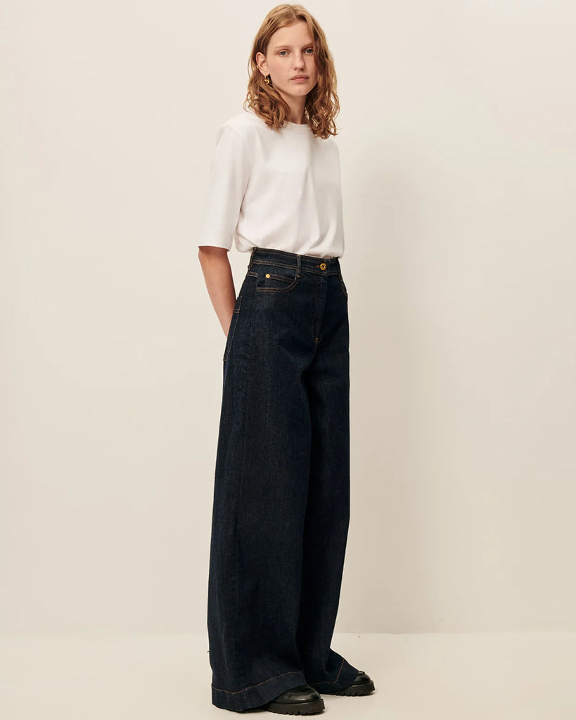 Ciemne Jeansy Captain Denim Rince z wysokim stanem i szerokimi nogawkami wykonane z denimu stonewash. Zapinane na guzik i kryty zamek błyskawiczny. Mają kieszenie z przodu oraz z tyłu i wytłoczoną, skórzaną naszywkę z logo marki.