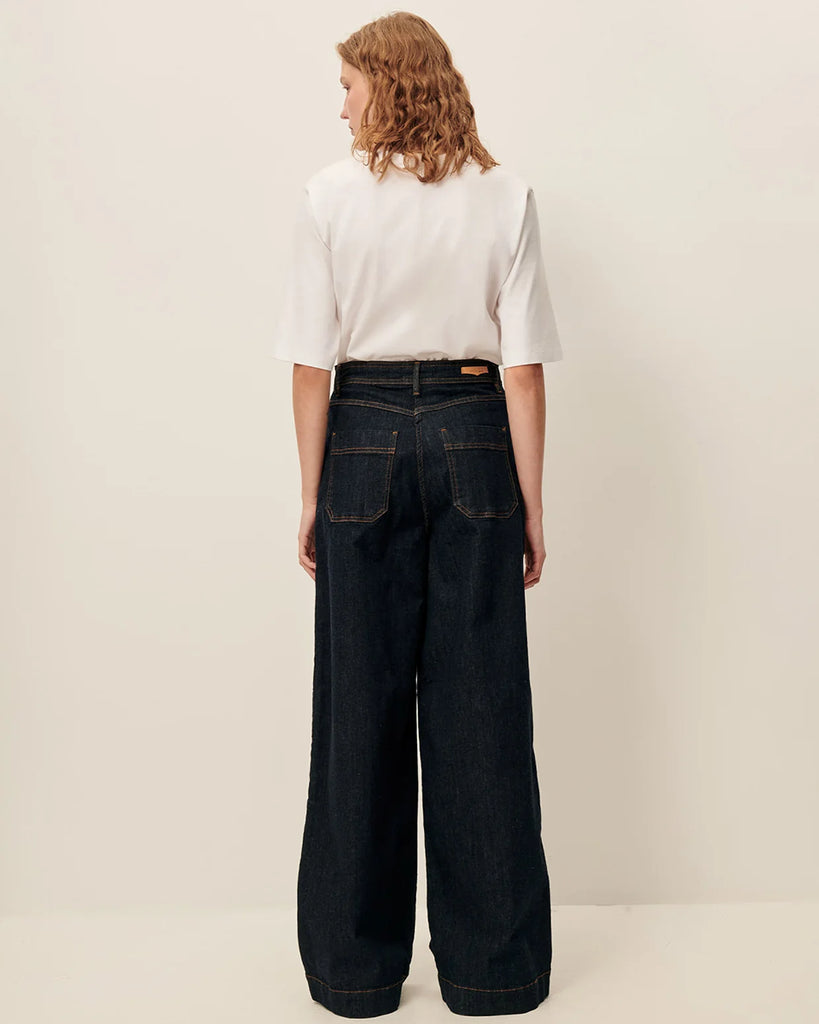 Ciemne Jeansy Captain Denim Rince z wysokim stanem i szerokimi nogawkami wykonane z denimu stonewash. Zapinane na guzik i kryty zamek błyskawiczny. Mają kieszenie z przodu oraz z tyłu i wytłoczoną, skórzaną naszywkę z logo marki.