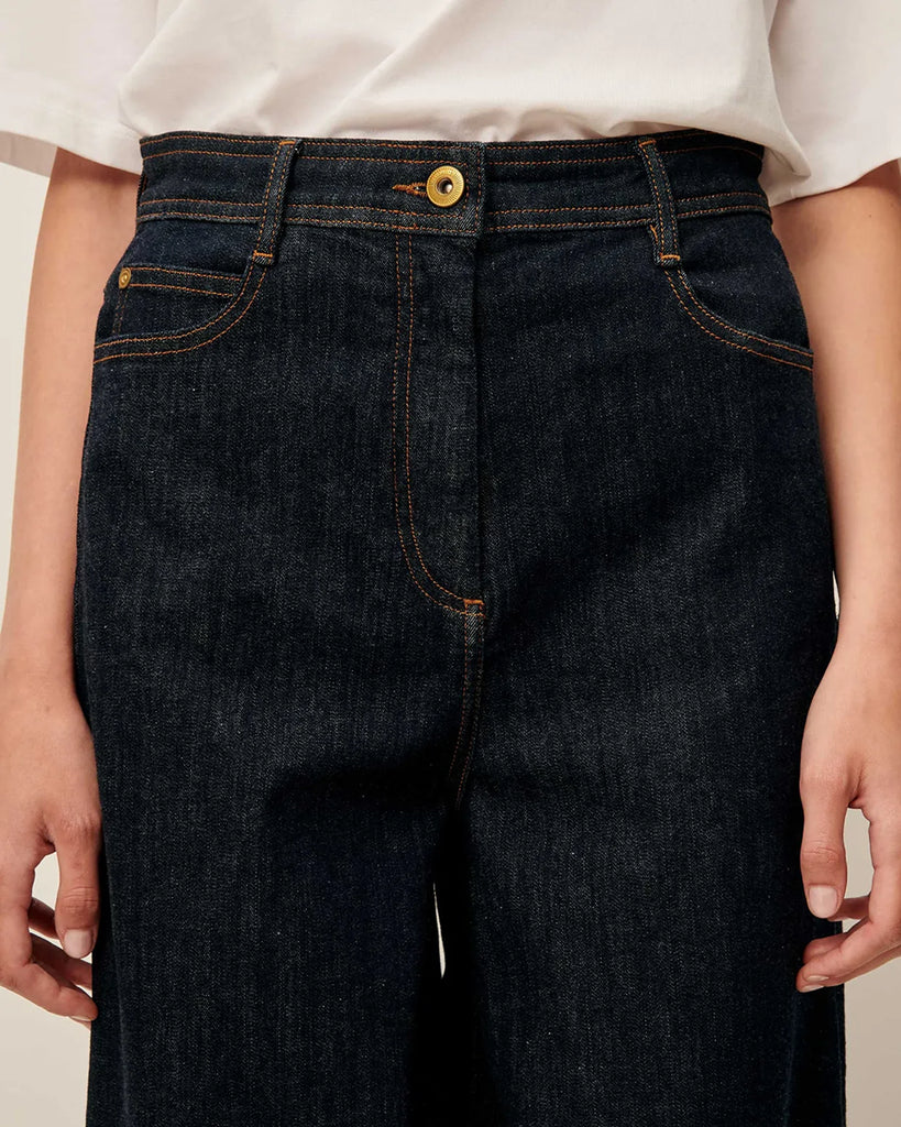 Ciemne Jeansy Captain Denim Rince z wysokim stanem i szerokimi nogawkami wykonane z denimu stonewash. Zapinane na guzik i kryty zamek błyskawiczny. Mają kieszenie z przodu oraz z tyłu i wytłoczoną, skórzaną naszywkę z logo marki.