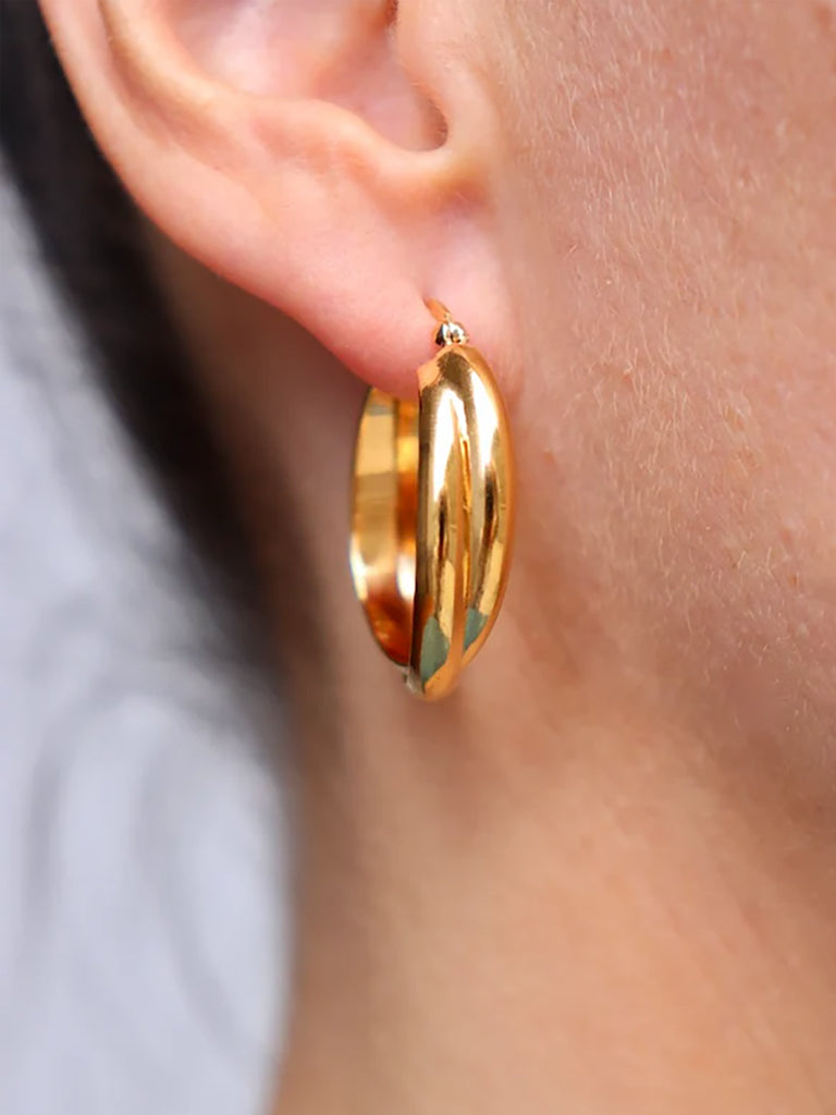 Średniej wielkości, posrebrzane, okrągłe kolczyki Carla Pico Copenhagen z angielskim zapięciem.&nbsp;



Ze względów higienicznych kolczyki nie podlegają wymianie ani zwrotom