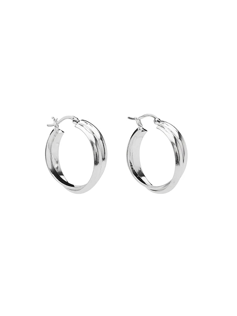 Średniej wielkości, posrebrzane, okrągłe kolczyki Carla Pico Copenhagen z angielskim zapięciem.&nbsp;



Ze względów higienicznych kolczyki nie podlegają wymianie ani zwrotom