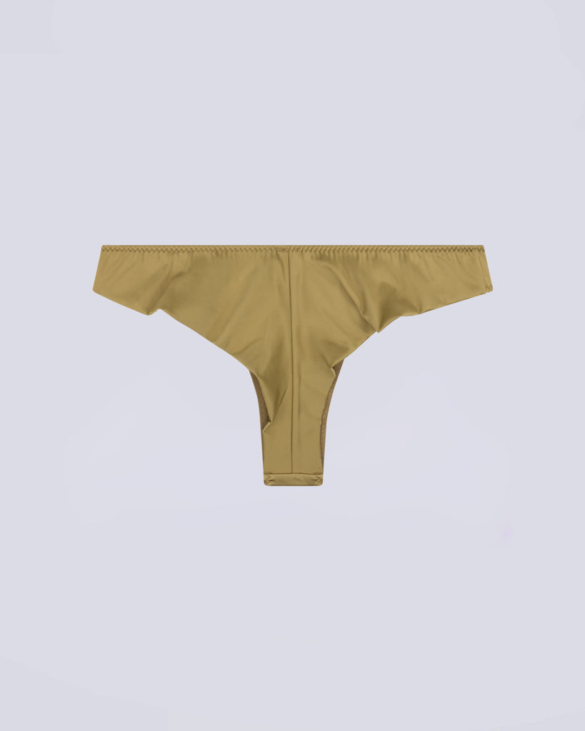 Satynowe majtki brazyliany ze średnim stanem Carl Love Stories. Z przodu posiadają niewielką naszywkę z logo marki. Majtki mają bawełnianą podszewkę. 

-Zamów majtki w swoim normalnym rozmiarze

 

Majtki nie podlegają zwrotom ani wymianom ze względów higienicznych