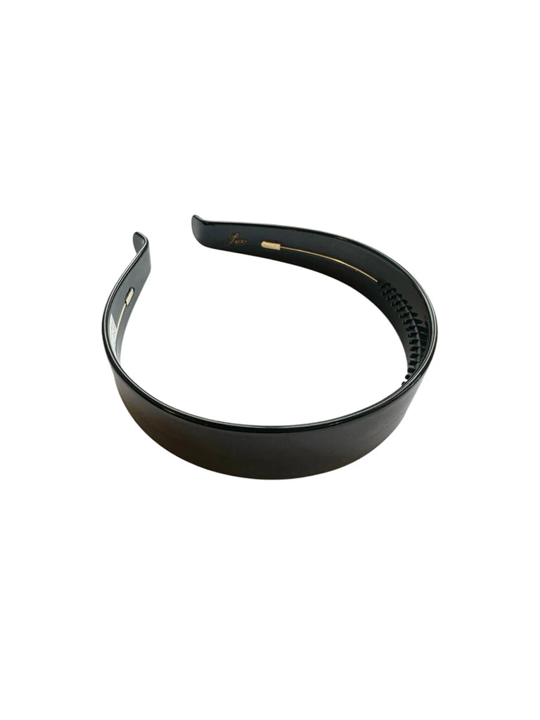 Opaska Carolyn Black Pico Copenhagen. Prosta opaska w pięknych kolorach.&nbsp;

Ozdoby i akcesoria do włosów nie podlegają zwrotowi ani wymianie ze względów higienicznych.&nbsp;&nbsp;