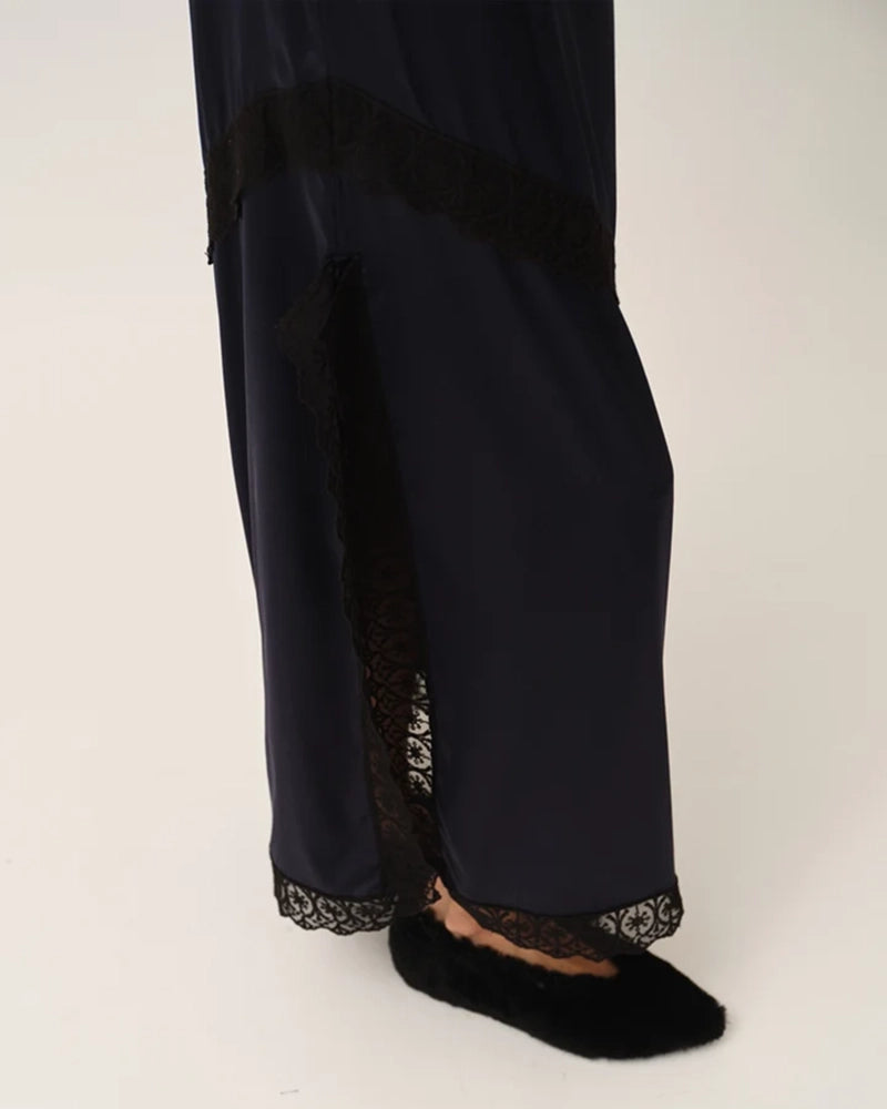 Elegancka, lejąca sukienka maxi na cienkich, regulowanych ramiączkach Cata Lace The Garment wykończona zmysłową koronką. Posiada prosty dekolt i głębokie wycięcie na plecach. Z przodu dekorowana asymetryczną koronką. Sukienka ma boczne rozcięcie oraz długość do kostek. Z tyłu delikatnie drapowana. Wykonana z jedwabnej, śliskiej tkaniny.