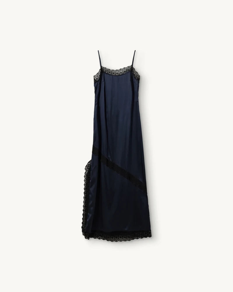 Elegancka, lejąca sukienka maxi na cienkich, regulowanych ramiączkach Cata Lace The Garment wykończona zmysłową koronką. Posiada prosty dekolt i głębokie wycięcie na plecach. Z przodu dekorowana asymetryczną koronką. Sukienka ma boczne rozcięcie oraz długość do kostek. Z tyłu delikatnie drapowana. Wykonana z jedwabnej, śliskiej tkaniny.