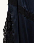 Elegancka, lejąca sukienka maxi na cienkich, regulowanych ramiączkach Cata Lace The Garment wykończona zmysłową koronką. Posiada prosty dekolt i głębokie wycięcie na plecach. Z przodu dekorowana asymetryczną koronką. Sukienka ma boczne rozcięcie oraz długość do kostek. Z tyłu delikatnie drapowana. Wykonana z jedwabnej, śliskiej tkaniny.