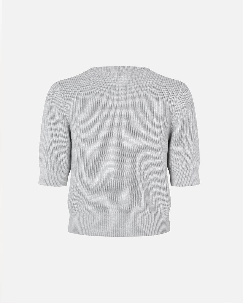 Dzianinowy, krótki kardigan Cathia Grey Melange z krótkim rękawem, o lekko dopasowanym kroju. Zapinany na zatrzaski zdobione błyszczącymi kwiatami. Wykonany z bawełny organicznej. Sweterek zestaw ze swoimi ulubionymi jeansami lub spódnicą.