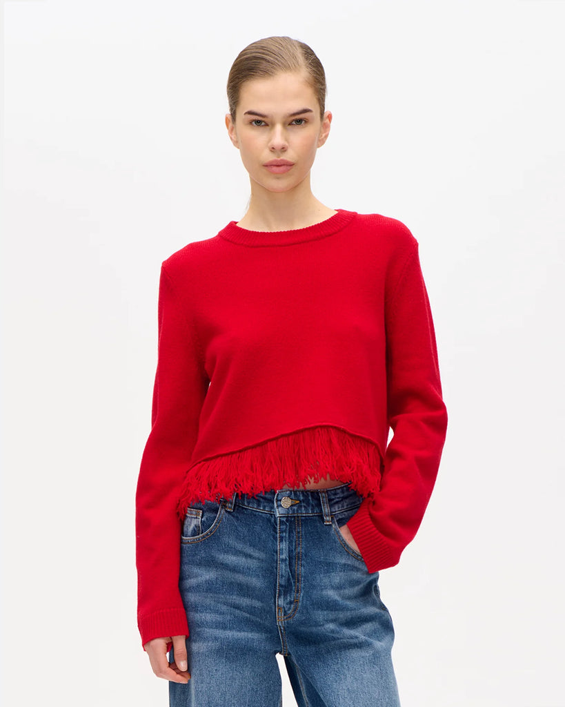 Efektowny sweter Chevy Crimson Red o luźnym kroju, z okrągłym dekoltem oraz ściągaczem przy kołnierzu i mankietach. U dołu zdobiony jest frędzlami. Wykonany z dzianiny z wełną merino.&nbsp;