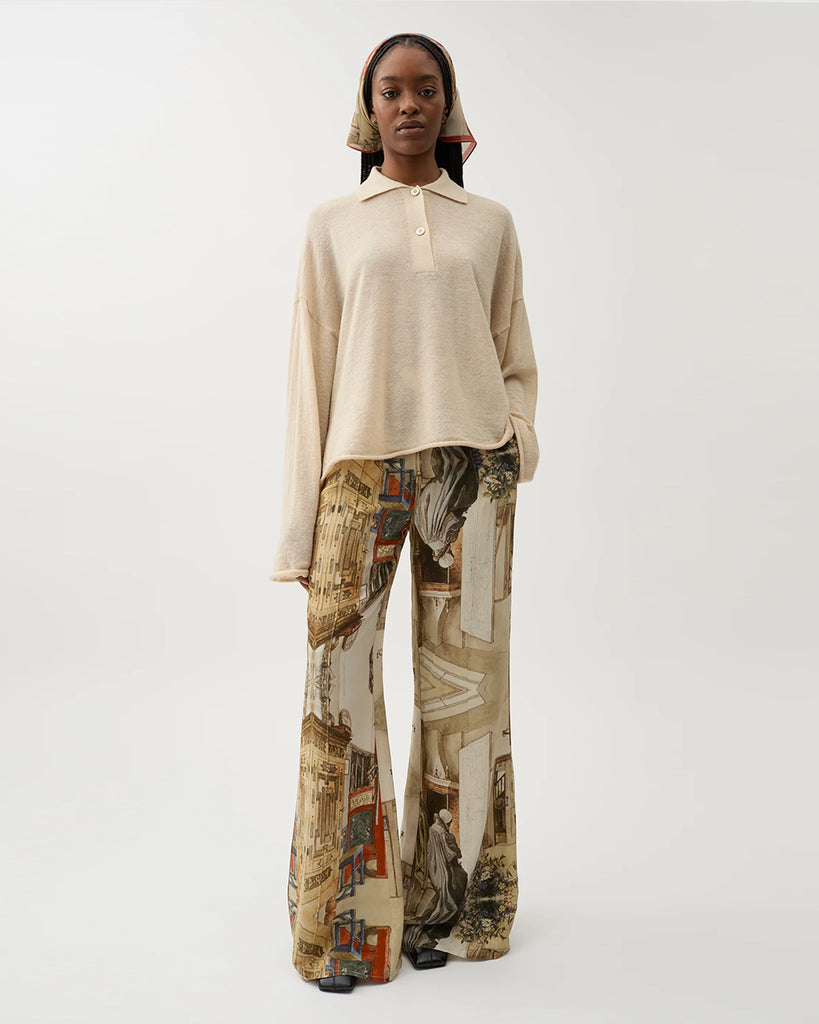 Luźny, pudełkowy sweter Chrissy Seasalt z kołnierzykiem. Pod szyją zapinany za pomocą guzików. Ma wydłużone rękawy. Wykonany z cienkiej dzianiny z alpaką i wełną merino. Idealnie nada się do codziennych stylizacji.&nbsp;