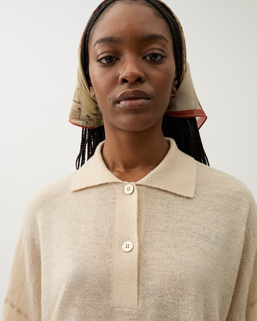 Luźny, pudełkowy sweter Chrissy Seasalt z kołnierzykiem. Pod szyją zapinany za pomocą guzików. Ma wydłużone rękawy. Wykonany z cienkiej dzianiny z alpaką i wełną merino. Idealnie nada się do codziennych stylizacji.&nbsp;