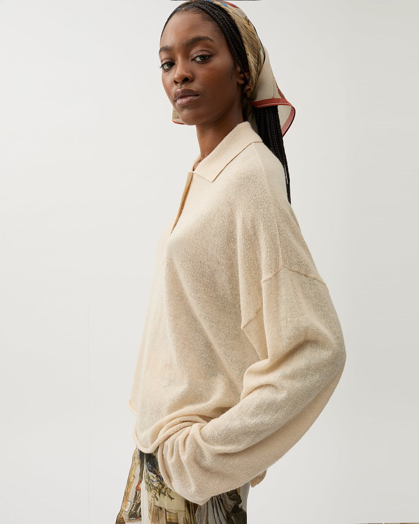 Luźny, pudełkowy sweter Chrissy Seasalt z kołnierzykiem. Pod szyją zapinany za pomocą guzików. Ma wydłużone rękawy. Wykonany z cienkiej dzianiny z alpaką i wełną merino. Idealnie nada się do codziennych stylizacji.&nbsp;