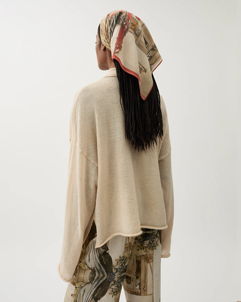 Luźny, pudełkowy sweter Chrissy Seasalt z kołnierzykiem. Pod szyją zapinany za pomocą guzików. Ma wydłużone rękawy. Wykonany z cienkiej dzianiny z alpaką i wełną merino. Idealnie nada się do codziennych stylizacji.&nbsp;