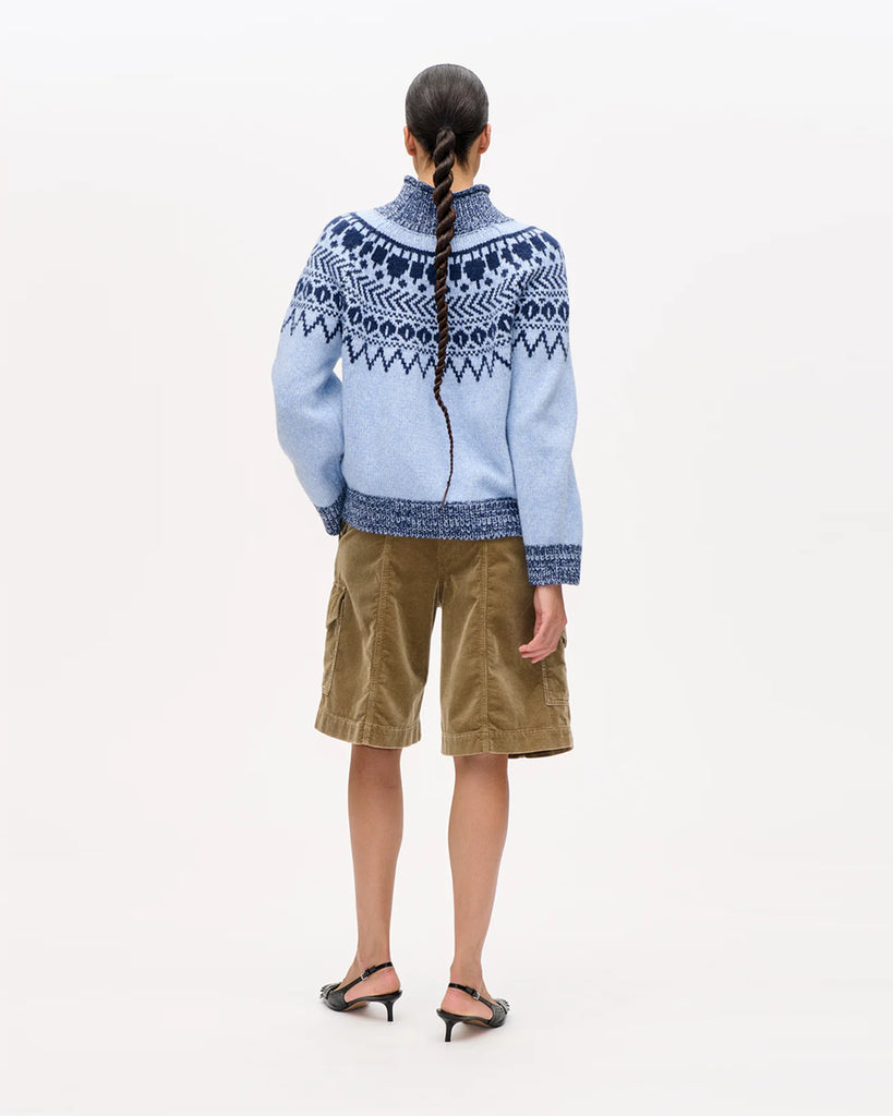 Ciepły, luźny sweter Ciana Blue z wysokim kołnierzem, raglanowymi rękawami oraz ściągaczem przy kołnierzu, mankietach i dole. Ma piękny dwukolorowy szkocki wzór. Wykonany z miękkiej mieszanki wełny. Idealny na chłodne dni.