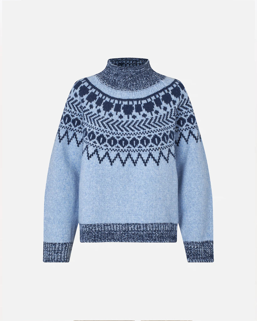 Ciepły, luźny sweter Ciana Blue z wysokim kołnierzem, raglanowymi rękawami oraz ściągaczem przy kołnierzu, mankietach i dole. Ma piękny dwukolorowy szkocki wzór. Wykonany z miękkiej mieszanki wełny. Idealny na chłodne dni.
