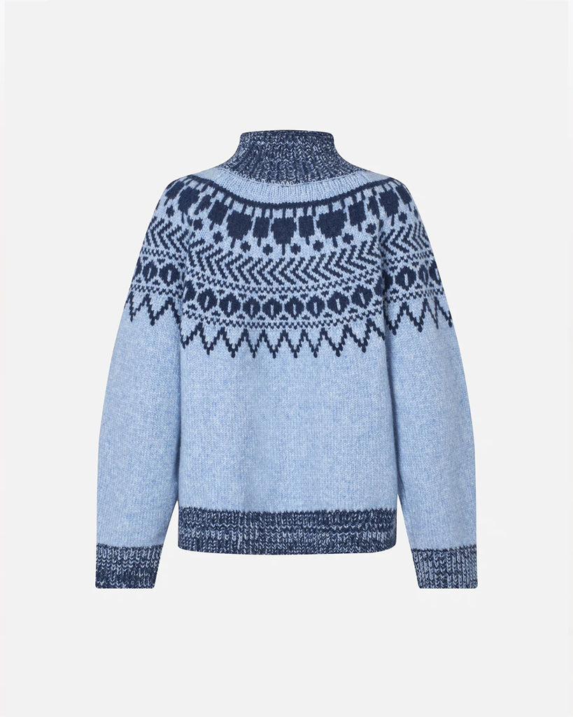 Ciepły, luźny sweter Ciana Blue z wysokim kołnierzem, raglanowymi rękawami oraz ściągaczem przy kołnierzu, mankietach i dole. Ma piękny dwukolorowy szkocki wzór. Wykonany z miękkiej mieszanki wełny. Idealny na chłodne dni.