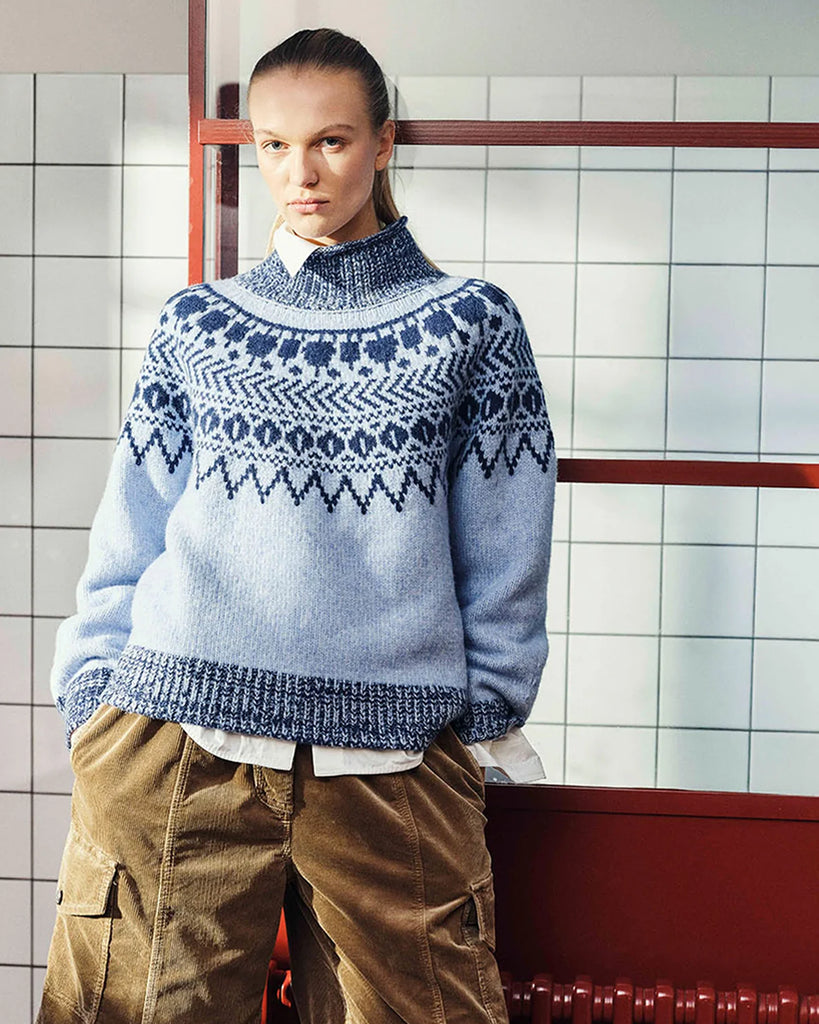 Ciepły, luźny sweter Ciana Blue z wysokim kołnierzem, raglanowymi rękawami oraz ściągaczem przy kołnierzu, mankietach i dole. Ma piękny dwukolorowy szkocki wzór. Wykonany z miękkiej mieszanki wełny. Idealny na chłodne dni.