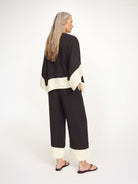 Elegancka, luźna bluzka Cicie Black White By Malene Birger o kwadratowym kroju, z głębokim dekoltem z zapięciem i szerokimi, krótkimi rękawami. Zapinana na haftkę i zatrzask. Wykonana z przewiewnej i gładkiej mieszanki cupro. Bluzka będzie idealną częścią stylizacji na eleganckie, wieczorne wyjścia.&nbsp;

-Luźny, kwadratowy krój

-Głęboki dekolt z zapięciem&nbsp;

-Zamów bluzkę w swoim standardowym rozmiarze