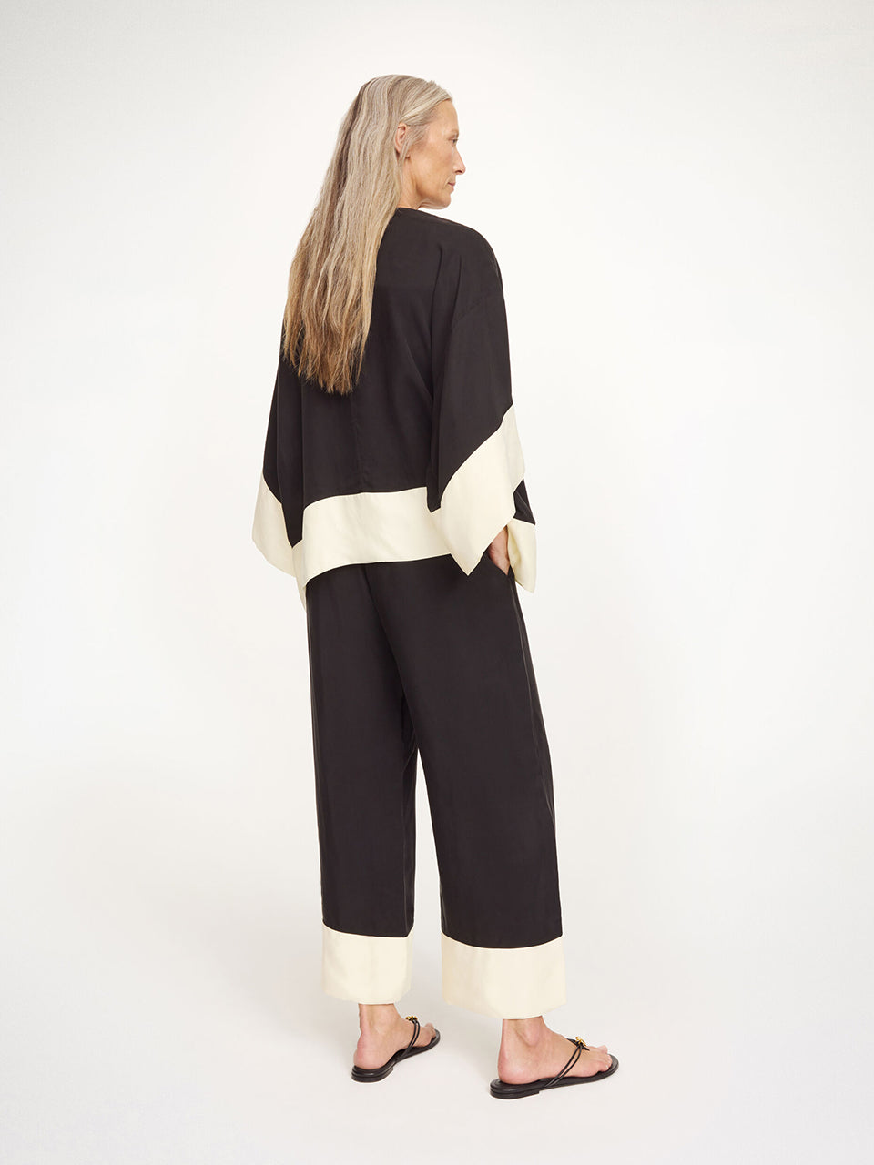Elegancka, luźna bluzka Cicie Black White By Malene Birger o kwadratowym kroju, z głębokim dekoltem z zapięciem i szerokimi, krótkimi rękawami. Zapinana na haftkę i zatrzask. Wykonana z przewiewnej i gładkiej mieszanki cupro. Bluzka będzie idealną częścią stylizacji na eleganckie, wieczorne wyjścia.&nbsp;

-Luźny, kwadratowy krój

-Głęboki dekolt z zapięciem&nbsp;

-Zamów bluzkę w swoim standardowym rozmiarze