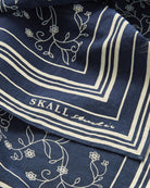 Klasyczna apaszka Skall Classic z cienkiej bawełny organicznej w drobny, roślinny print.
