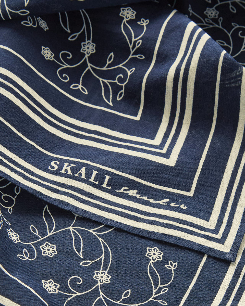 Klasyczna apaszka Skall Classic z cienkiej bawełny organicznej w drobny, roślinny print.