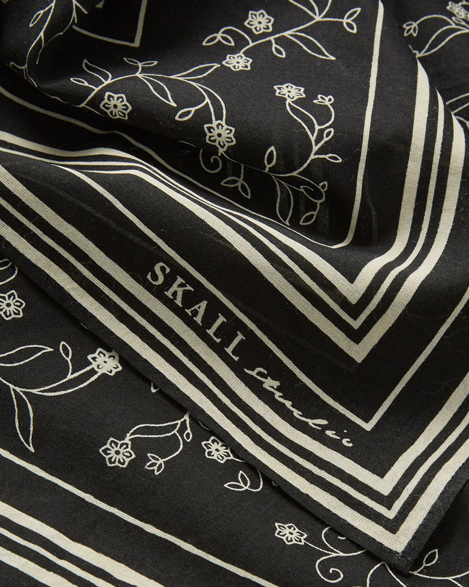 Klasyczna apaszka Skall Classic z cienkiej bawełny organicznej w drobny, roślinny print.