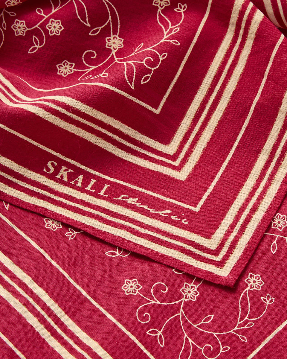Klasyczna apaszka Skall Classic z cienkiej bawełny organicznej w drobny, roślinny print.