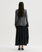 Dopasowana, jednorzędowa marynarka Claye By Malene Birger Dark Grey Melange w stylu vintage ze stójką. Zapinana na rząd drobnych, dyskretnych guzików. Fason charakteryzuje się mocno zaznaczoną, strukturalną linią ramion oraz zaokrąglonym dołem. U dołu po obu stronach umieszczono symetryczne kieszenie z klapkami, a dopasowane, proste rękawy dopełniają elegancki, formalny charakter. Posiada podszewkę i kieszeń wewnętrzną.&nbsp;

-Jednorzędowy fason

-Kontrastowa stójka

-Dopasowany krój
