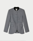 Dopasowana, jednorzędowa marynarka Claye By Malene Birger Dark Grey Melange w stylu vintage ze stójką. Zapinana na rząd drobnych, dyskretnych guzików. Fason charakteryzuje się mocno zaznaczoną, strukturalną linią ramion oraz zaokrąglonym dołem. U dołu po obu stronach umieszczono symetryczne kieszenie z klapkami, a dopasowane, proste rękawy dopełniają elegancki, formalny charakter. Posiada podszewkę i kieszeń wewnętrzną.&nbsp;

-Jednorzędowy fason

-Kontrastowa stójka

-Dopasowany krój