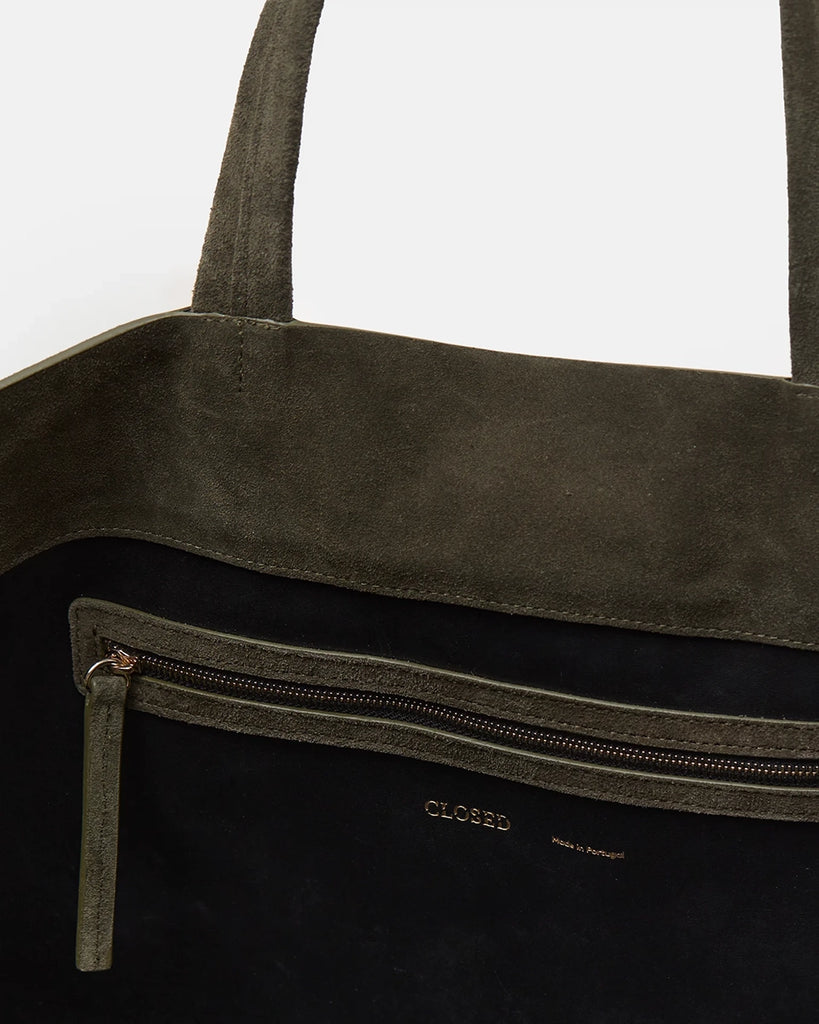 Niewielka, skórzana torebka Bag One CLOSED o geometrycznym kształcie. Posiada klapkę, złotą sprzączkę i cienki pasek o regulowanej długości, dzięki któremu można nosić ją na różne sposoby - na ramieniu, w dłoni i przewieszoną przez ramię.