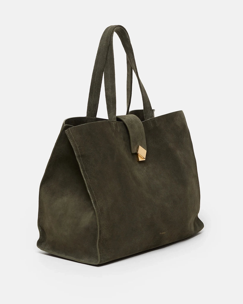 Niewielka, skórzana torebka Bag One CLOSED o geometrycznym kształcie. Posiada klapkę, złotą sprzączkę i cienki pasek o regulowanej długości, dzięki któremu można nosić ją na różne sposoby - na ramieniu, w dłoni i przewieszoną przez ramię.