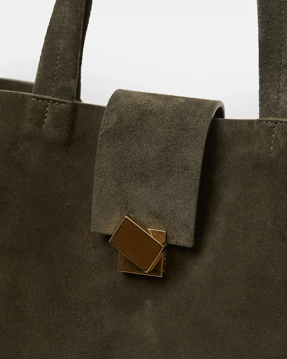 Niewielka, skórzana torebka Bag One CLOSED o geometrycznym kształcie. Posiada klapkę, złotą sprzączkę i cienki pasek o regulowanej długości, dzięki któremu można nosić ją na różne sposoby - na ramieniu, w dłoni i przewieszoną przez ramię.