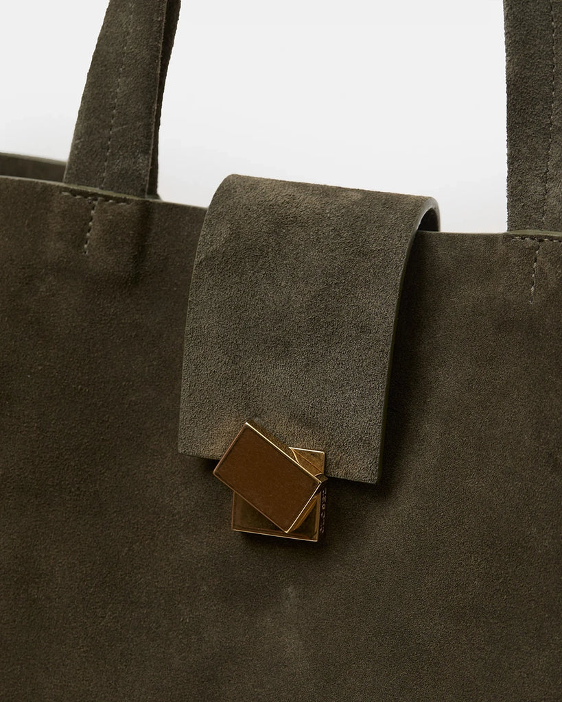 Niewielka, skórzana torebka Bag One CLOSED o geometrycznym kształcie. Posiada klapkę, złotą sprzączkę i cienki pasek o regulowanej długości, dzięki któremu można nosić ją na różne sposoby - na ramieniu, w dłoni i przewieszoną przez ramię.