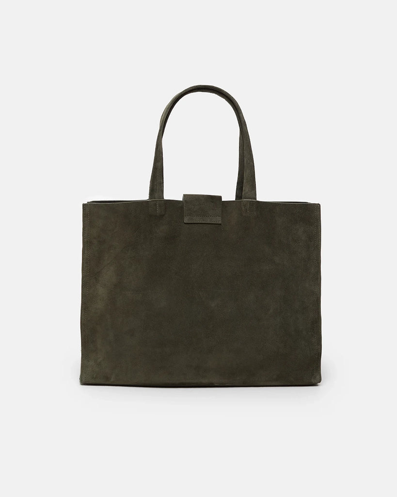 Niewielka, skórzana torebka Bag One CLOSED o geometrycznym kształcie. Posiada klapkę, złotą sprzączkę i cienki pasek o regulowanej długości, dzięki któremu można nosić ją na różne sposoby - na ramieniu, w dłoni i przewieszoną przez ramię.