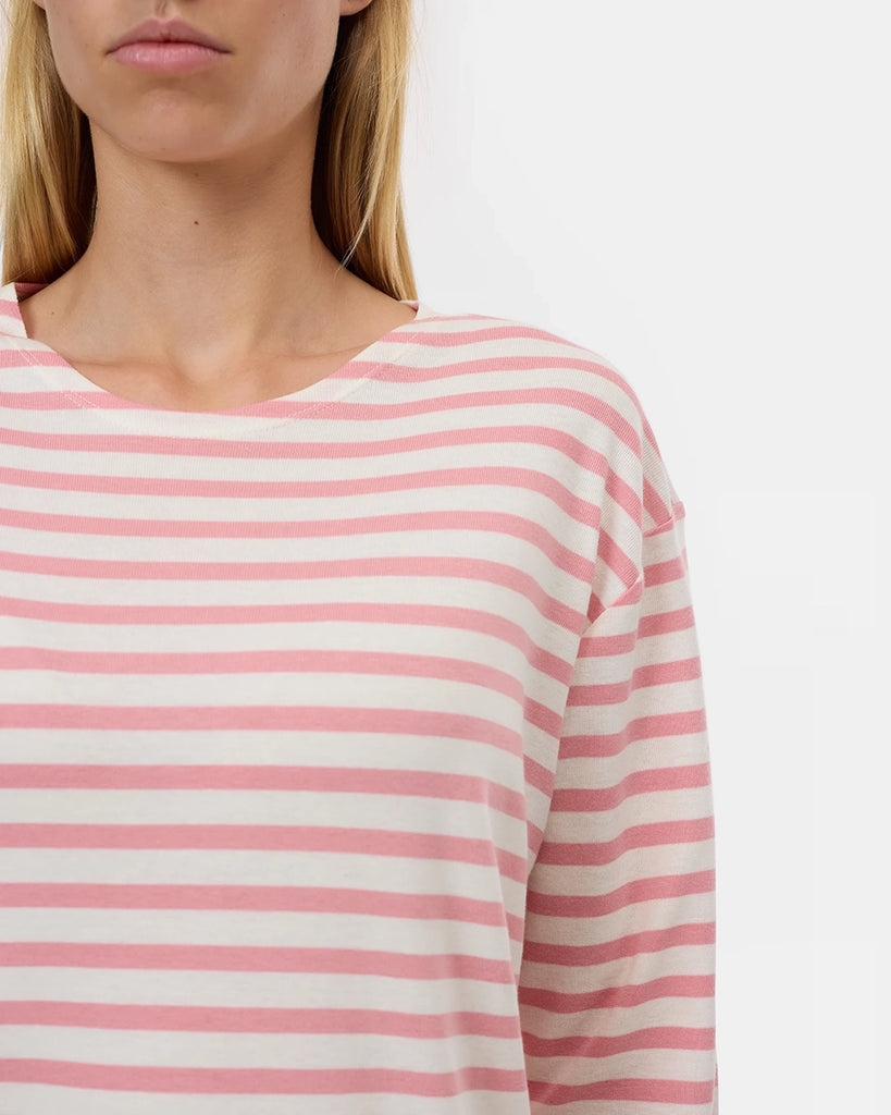 Luźny longsleeve Basic marki CLOSED w różowo-białe paski. Bluzka ma okrągły dekolt, długie rękawy i opadające ramiona