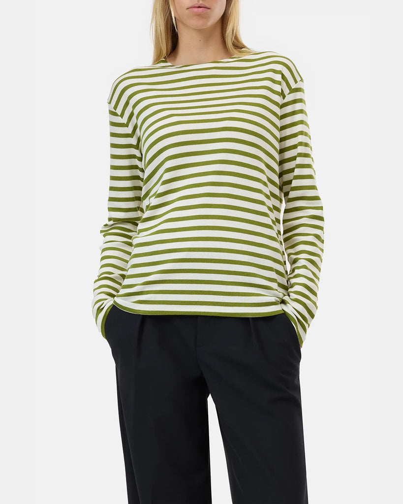Luźny longsleeve Basic marki CLOSED w zielono-białe paski. Bluzka ma okrągły dekolt, długie rękawy i opadające ramiona.