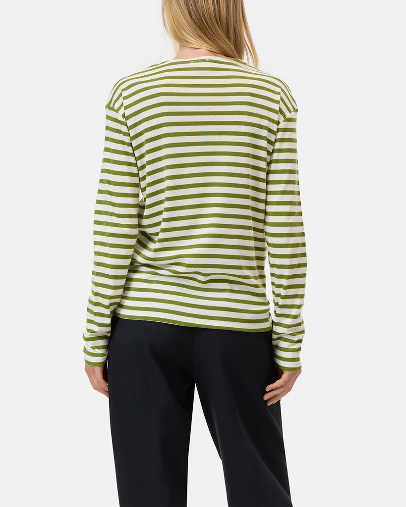 Luźny longsleeve Basic marki CLOSED w zielono-białe paski. Bluzka ma okrągły dekolt, długie rękawy i opadające ramiona.