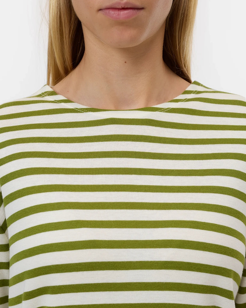 Luźny longsleeve Basic marki CLOSED w zielono-białe paski. Bluzka ma okrągły dekolt, długie rękawy i opadające ramiona.