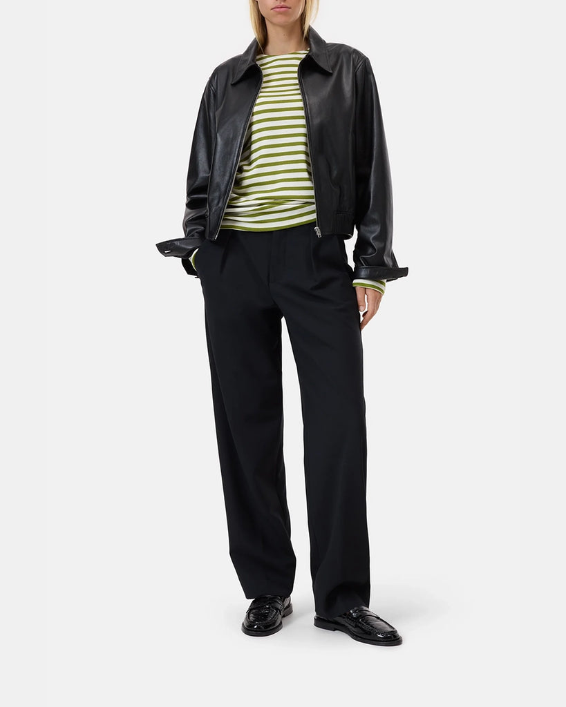 Luźny longsleeve Basic marki CLOSED w zielono-białe paski. Bluzka ma okrągły dekolt, długie rękawy i opadające ramiona.