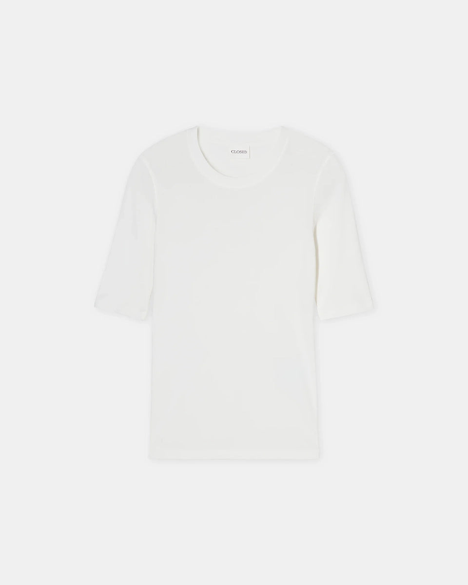 Przylegający t-shirt w kolorze złamanej bieli 95025 z krótkimi, wąskimi rękawami o długości do łokci i z okrągłym dekoltem.