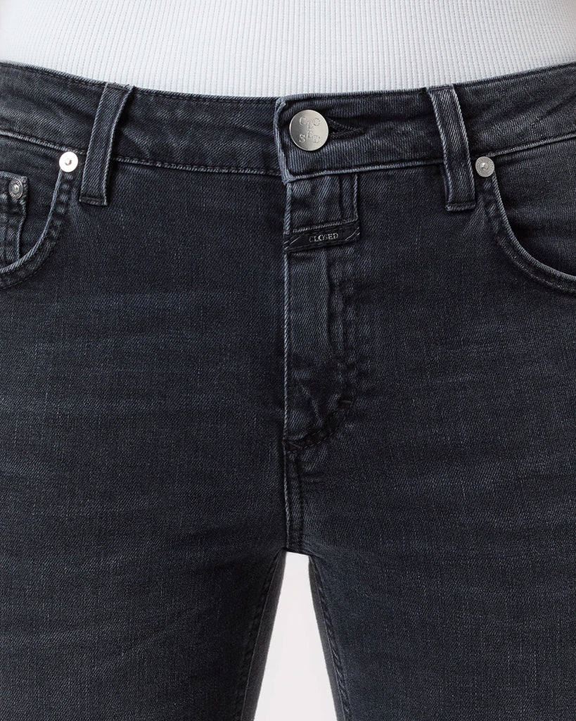 Ciemnoszare jeansy Jovanna CLOSED z niskim stanem i rozszerzaną u dołu nogawką. Przylegające w biodrach i udach. Wykonane z włoskiego denimu ze streczem