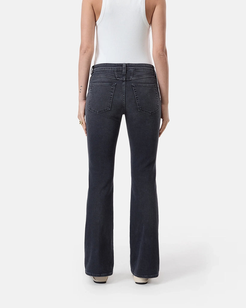 Ciemnoszare jeansy Jovanna CLOSED z niskim stanem i rozszerzaną u dołu nogawką. Przylegające w biodrach i udach. Wykonane z włoskiego denimu ze streczem