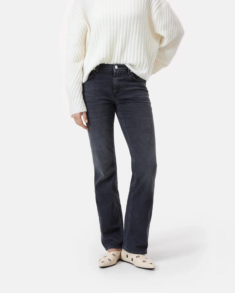 Ciemnoszare jeansy Jovanna CLOSED z niskim stanem i rozszerzaną u dołu nogawką. Przylegające w biodrach i udach. Wykonane z włoskiego denimu ze streczem