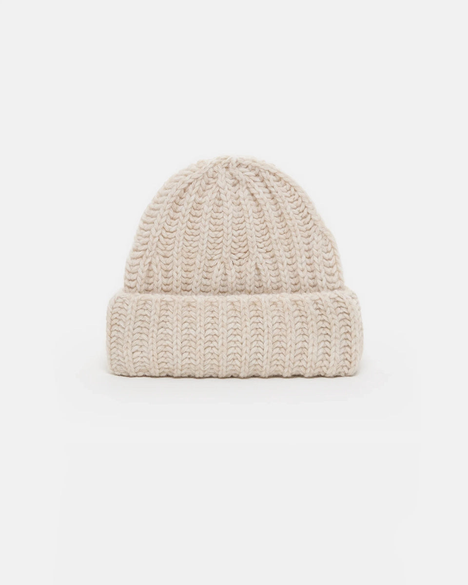 Kremowa, gruba, wywijana czapka beanie Knitted CLOSED z prążkowaną fakturą. Wykonana w 100% z wełny.