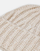 Kremowa, gruba, wywijana czapka beanie Knitted CLOSED z prążkowaną fakturą. Wykonana w 100% z wełny.