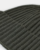 Zielona, gruba, wywijana czapka beanie Knitted CLOSED z prążkowaną fakturą. Wykonana w 100% z wełny.